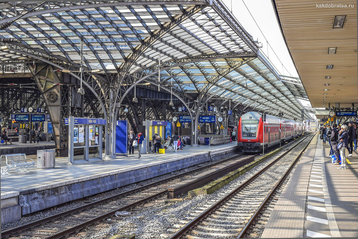 Поезд на жд вокзале в Кёльне