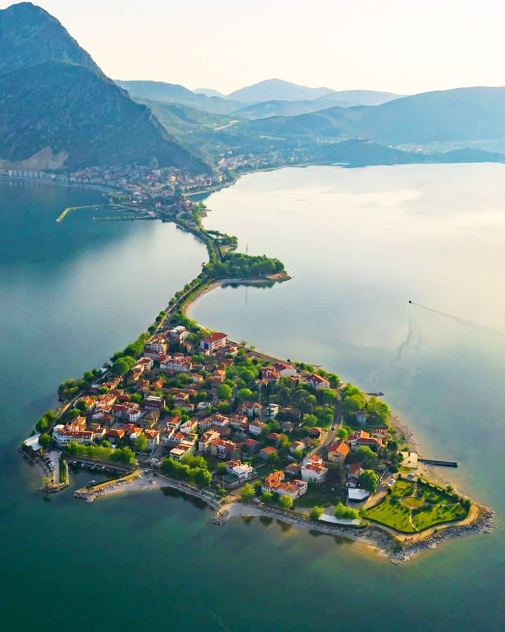 Эгридир город и озеро в Турции недалеко от Анталии