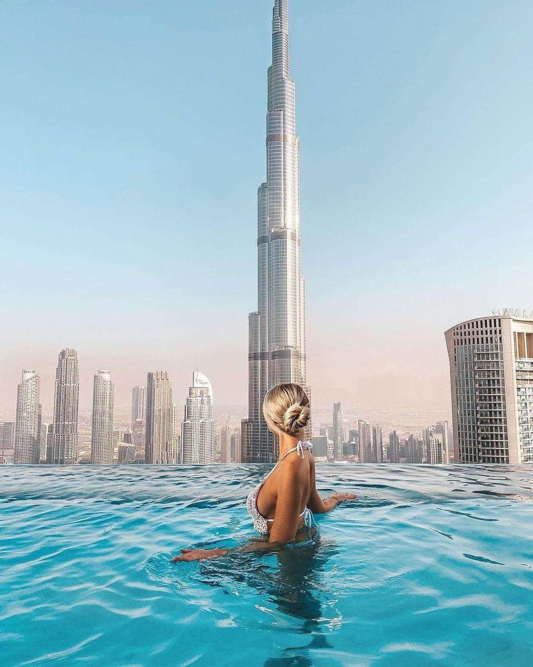 Отель в Дубае с панорамным бассейном на крыше