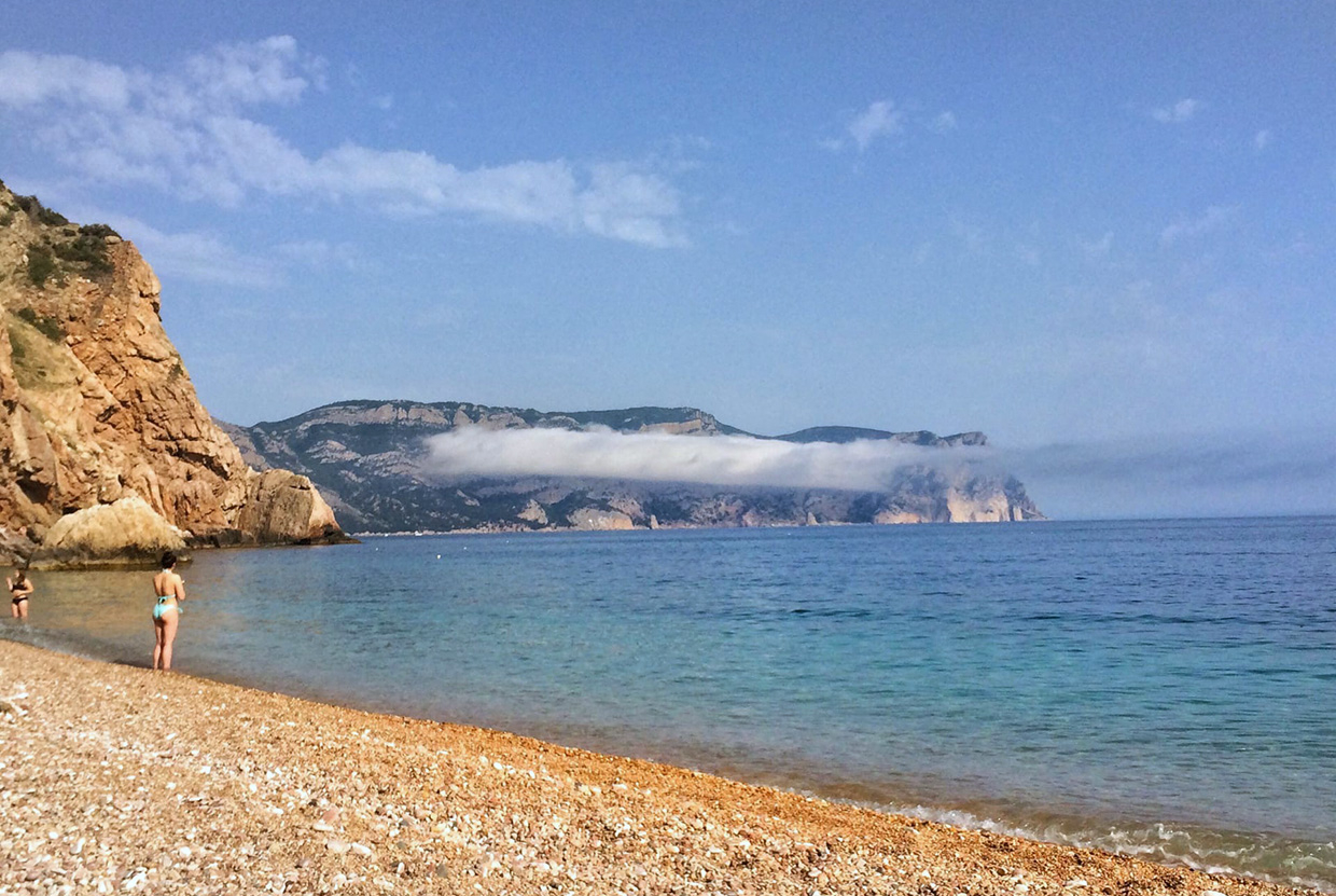 Пляж Васили в Крыму с красивыми скалами