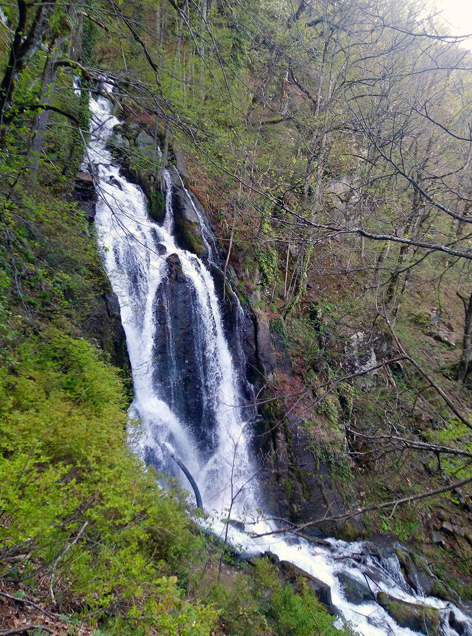 Кейву водопад высокий красивый водопад недалеко от Сочи и Красной Поляны