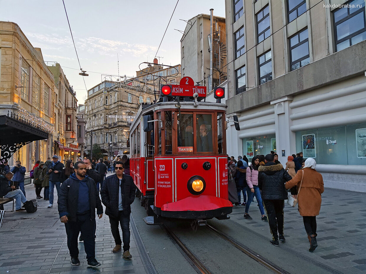 Исторический ностальгический ирамвай по улице Истикляль в Стамбуле